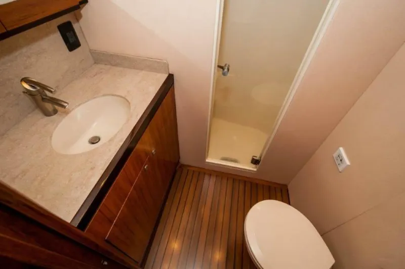 Slide: The Image of 2010 Spencer 57 Convertible- Perra Mala- Master Head - 5649901