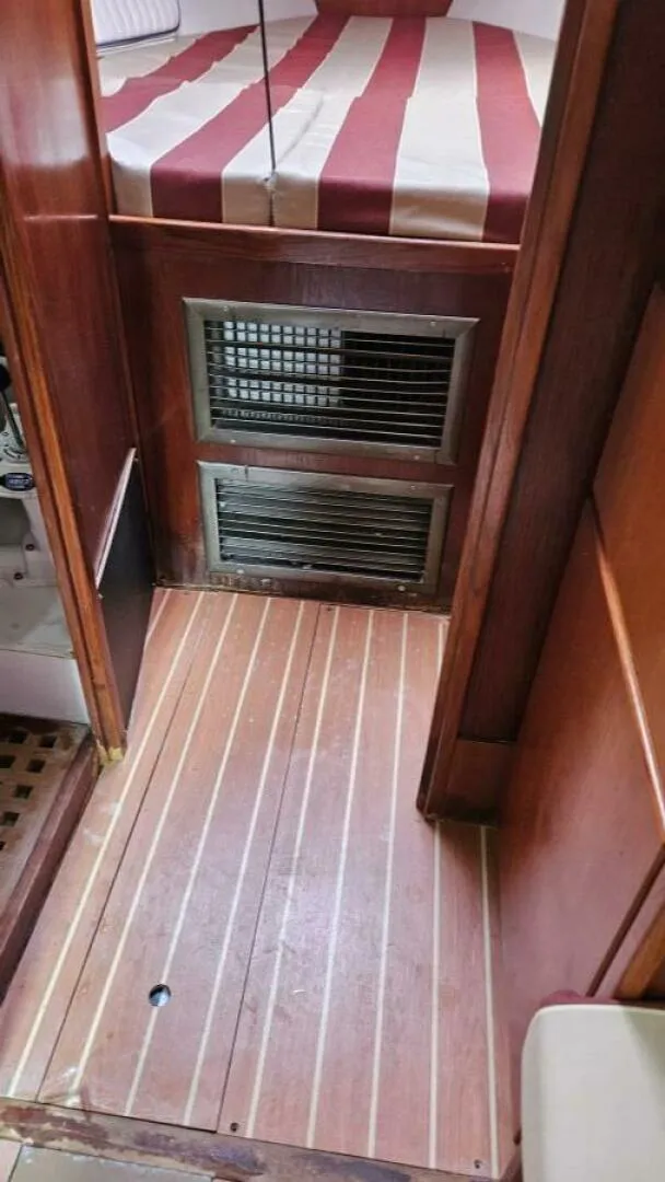 Slide: The Image of Peterson 34 1977 - 5660721