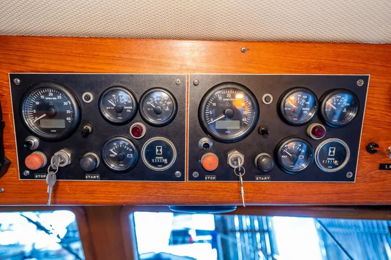 Slide: The Image of CHB Pilothouse 1983 - 5651321