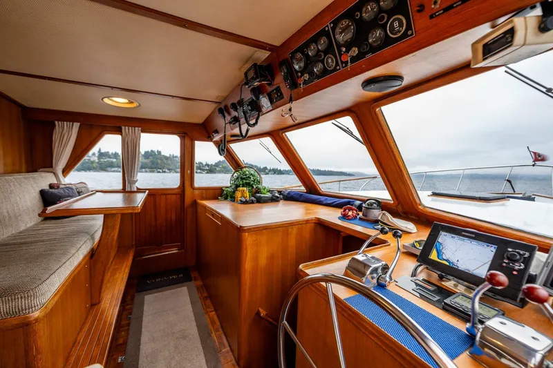 Slide: The Image of CHB Pilothouse 1983 - 5651339