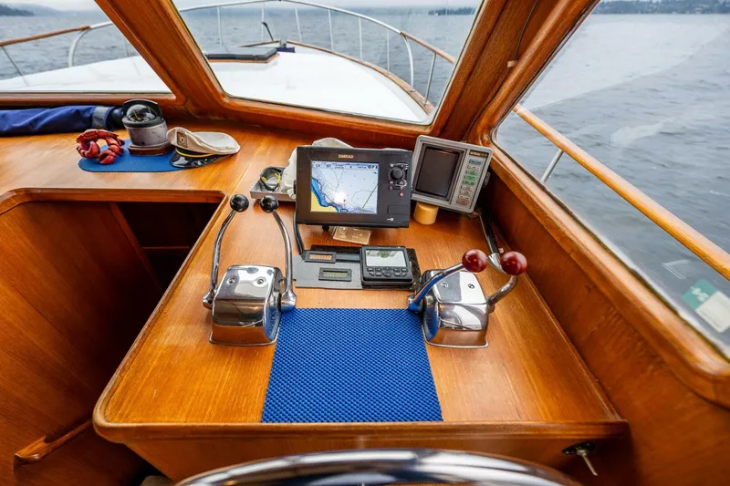 Slide: The Image of CHB Pilothouse 1983 - 5651340