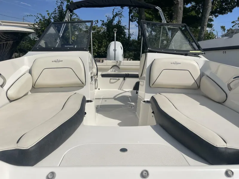 Slide: The Image of Stingray 191 DC 2023 - 5651593