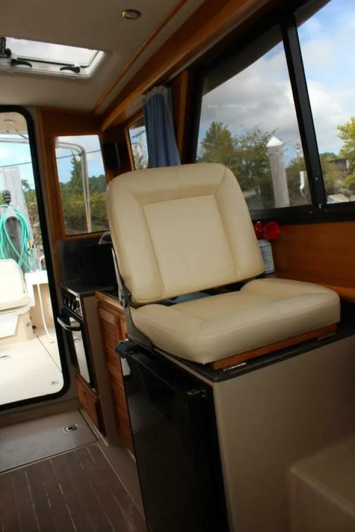 Slide: The Image of Co Captain Helm Chair - 5651860