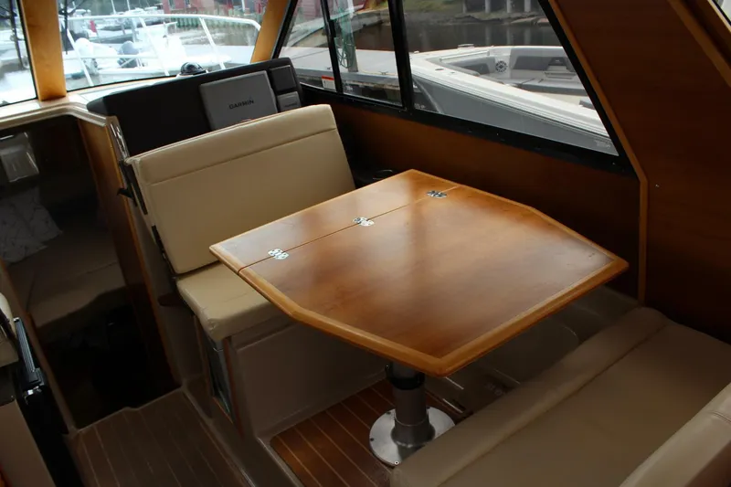 Slide: The Image of Salon Settee Table 2 - 5651896