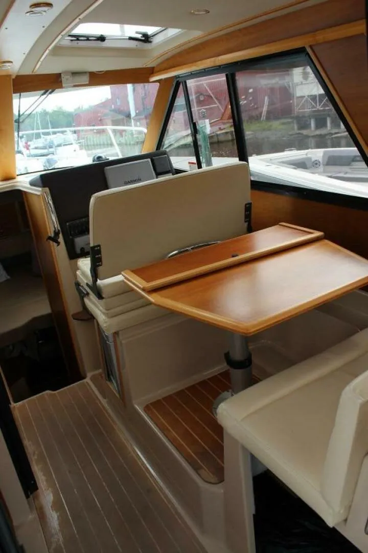 Slide: The Image of Salon Settee And Table - 5651894