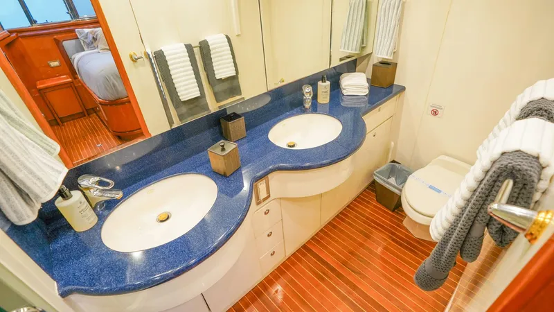 Slide: The Image of Motor Yacht 82MY 2001 - 5652874