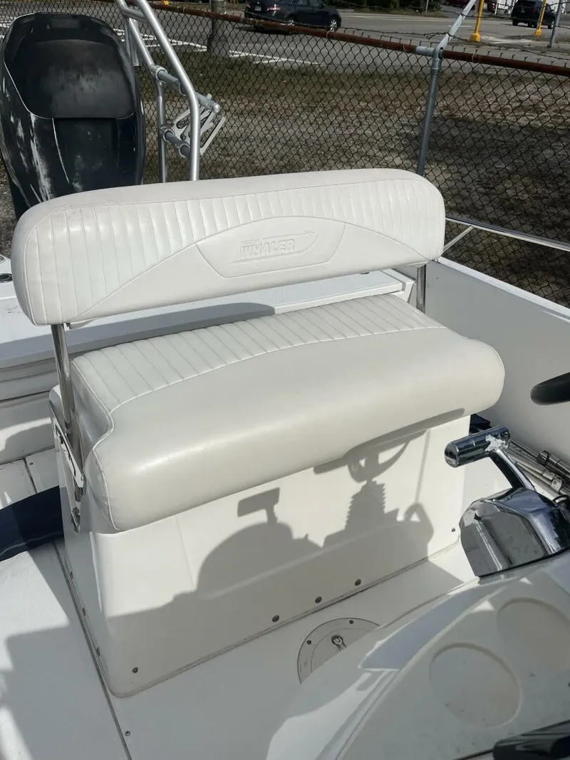 Slide: The Image of Boston Whaler 230 DAUNTLESS 2008 - 5659885