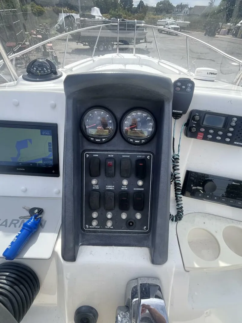 Slide: The Image of Boston Whaler 230 DAUNTLESS 2008 - 5659890