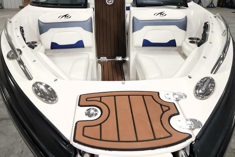 Slide: The Image of Bow 2014 Monterey 204 FSX -RGFMC688E314 - 5660313