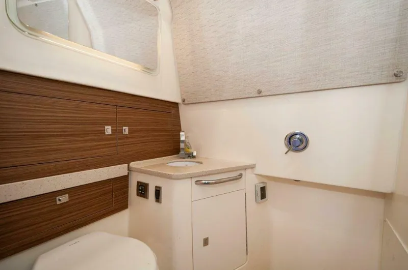 Slide: The Image of 2018 42 Boston Whaler 420 Outrage The Tyder II Head (3) - 5661208