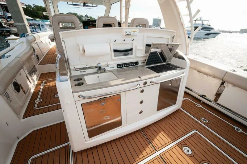 Slide: The Image of 2018 42 Boston Whaler 420 Outrage The Tyder II Cockpit (2) - 5661218