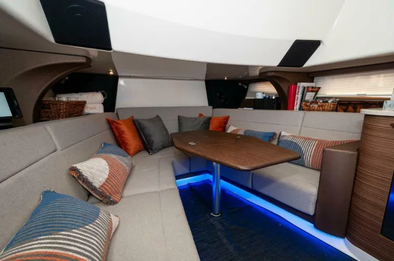 Slide: The Image of 2018 42 Boston Whaler 420 Outrage The Tyder II Salon (2) - 5661202