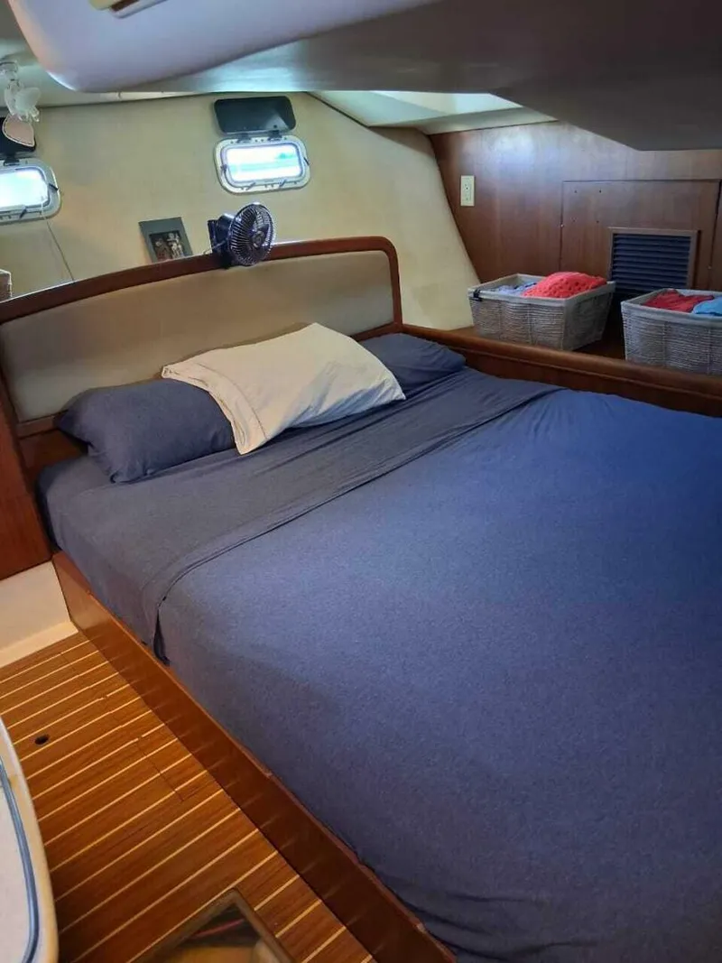 Slide: The Image of Hunter 44 Aft Cockpit 2004 - 5670948