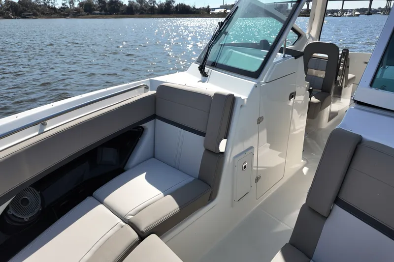 Slide: The Image of Boston Whaler 280 Vantage 2025 - 14