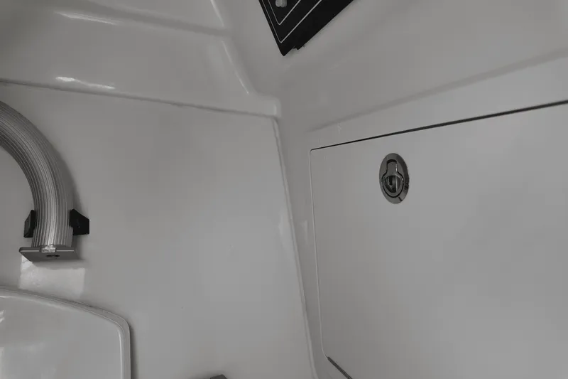 Slide: The Image of Boston Whaler 280 Vantage 2025 - 17