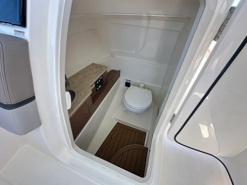 Slide: The Image of Boston Whaler 280 Vantage 2025 - 19