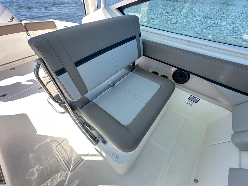 Slide: The Image of Boston Whaler 280 Vantage 2025 - 20