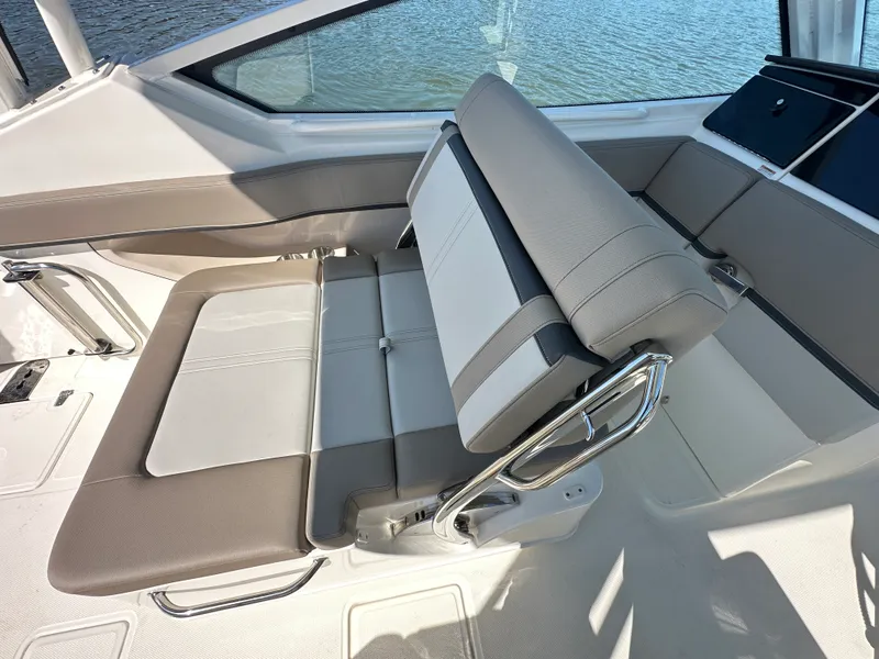 Slide: The Image of Boston Whaler 280 Vantage 2025 - 21