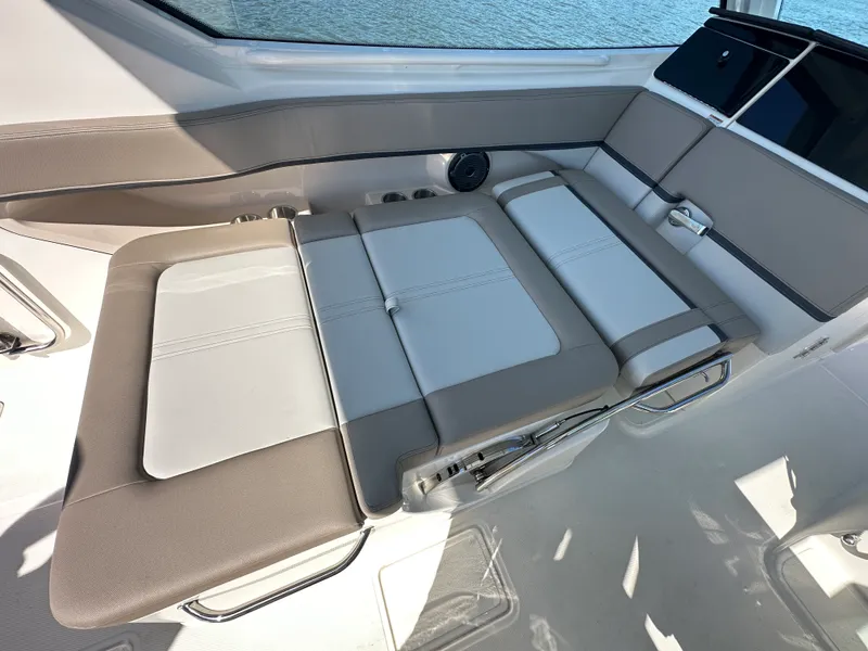 Slide: The Image of Boston Whaler 280 Vantage 2025 - 22