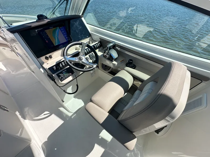 Slide: The Image of Boston Whaler 280 Vantage 2025 - 23