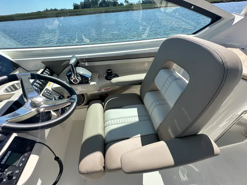 Slide: The Image of Boston Whaler 280 Vantage 2025 - 24