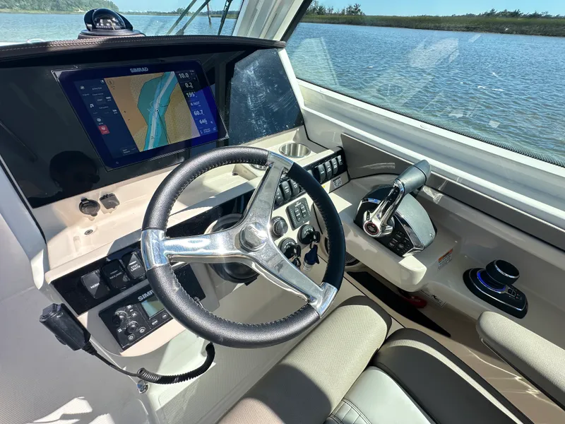 Slide: The Image of Boston Whaler 280 Vantage 2025 - 25