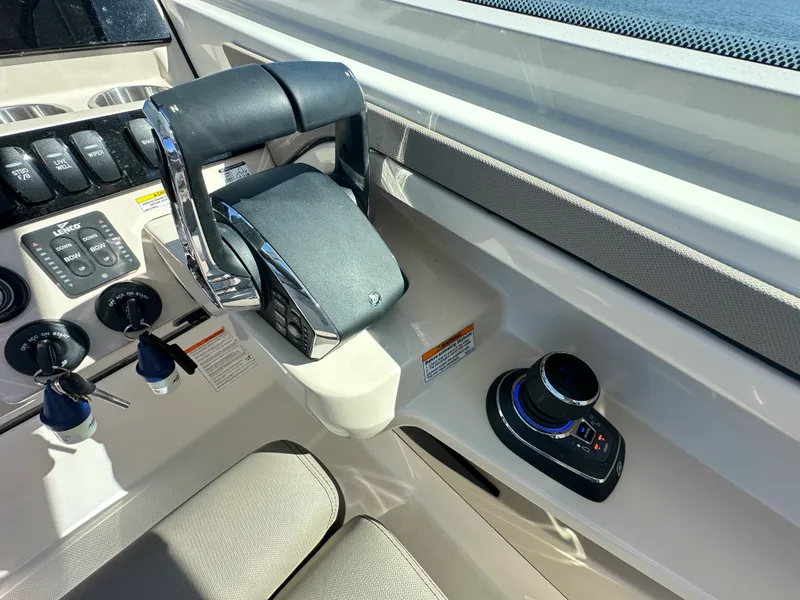 Slide: The Image of Boston Whaler 280 Vantage 2025 - 26