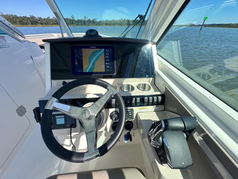 Slide: The Image of Boston Whaler 280 Vantage 2025 - 27