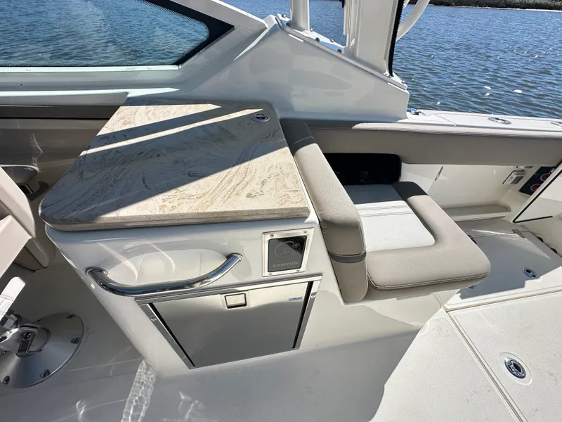 Slide: The Image of Boston Whaler 280 Vantage 2025 - 28