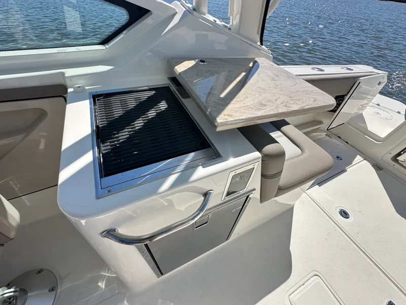 Slide: The Image of Boston Whaler 280 Vantage 2025 - 29