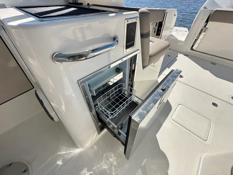 Slide: The Image of Boston Whaler 280 Vantage 2025 - 30