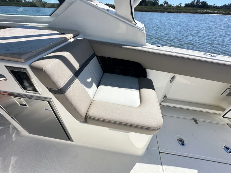 Slide: The Image of Boston Whaler 280 Vantage 2025 - 31