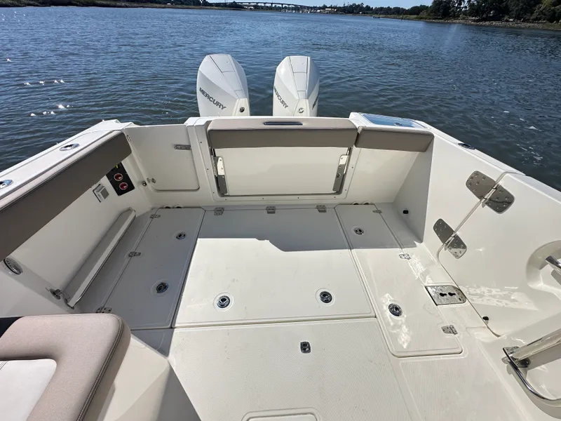 Slide: The Image of Boston Whaler 280 Vantage 2025 - 32