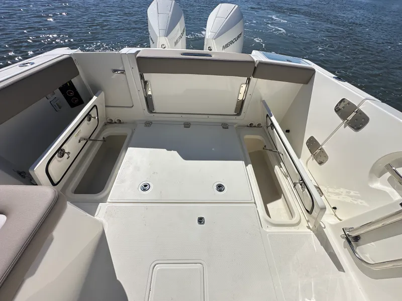 Slide: The Image of Boston Whaler 280 Vantage 2025 - 33