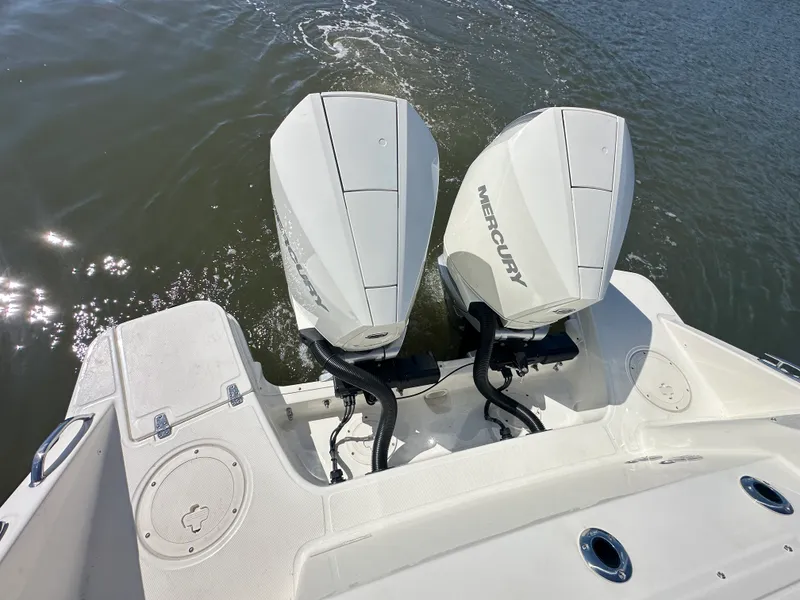 Slide: The Image of Boston Whaler 280 Vantage 2025 - 37