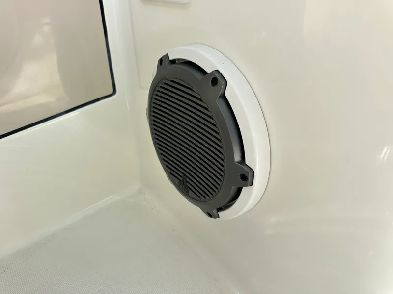 Slide: The Image of Boston Whaler 280 Vantage 2025 - 38