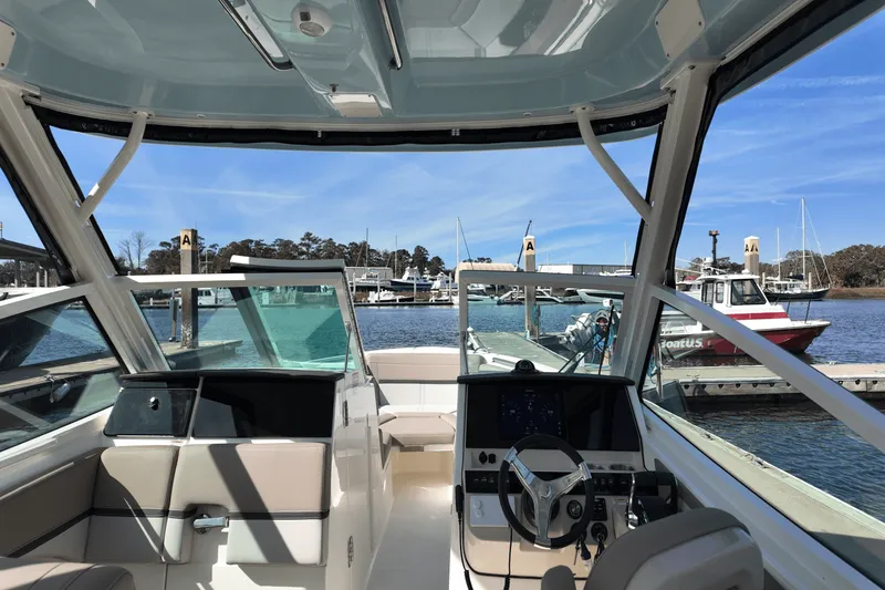 Slide: The Image of Boston Whaler 280 Vantage 2025 - 4