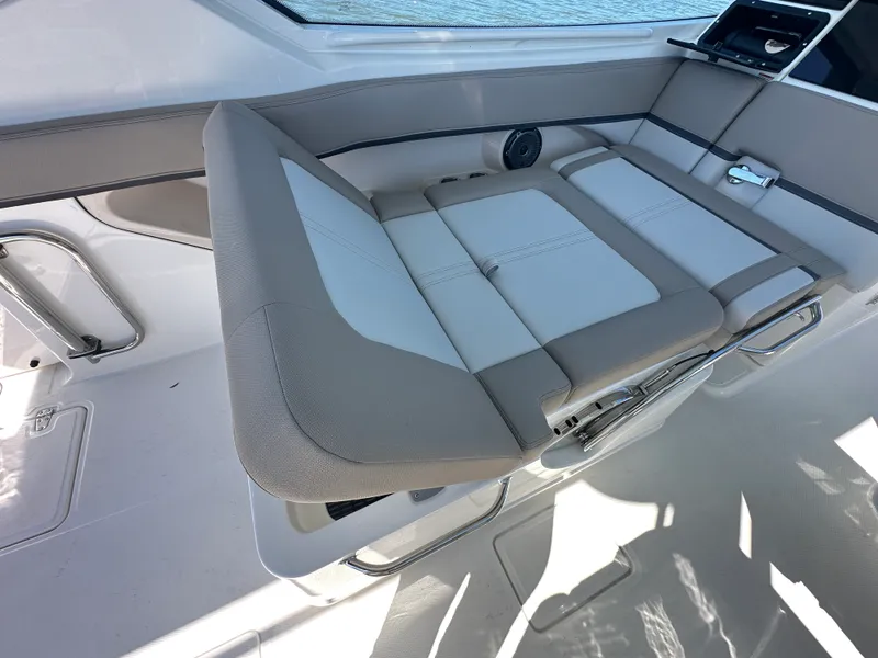 Slide: The Image of Boston Whaler 280 Vantage 2025 - 41