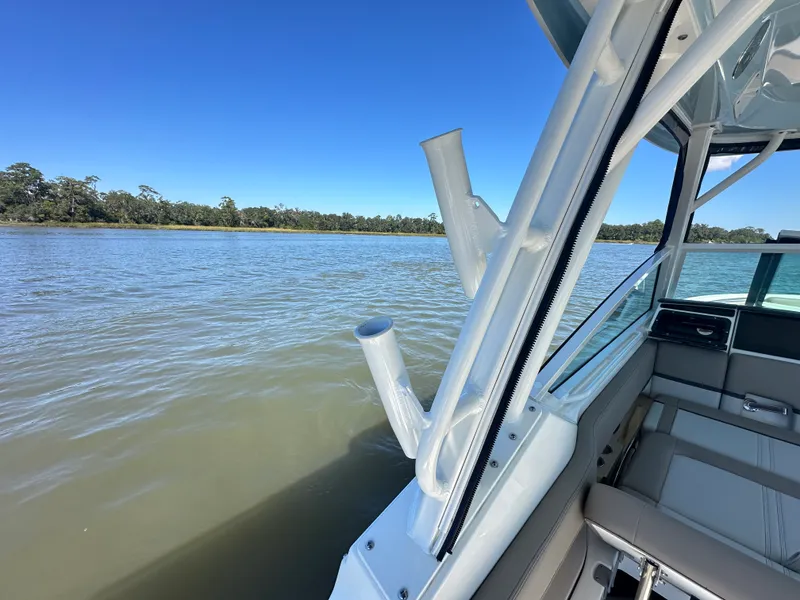 Slide: The Image of Boston Whaler 280 Vantage 2025 - 43