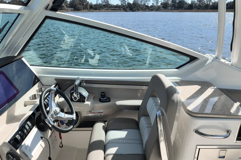 Slide: The Image of Boston Whaler 280 Vantage 2025 - 5