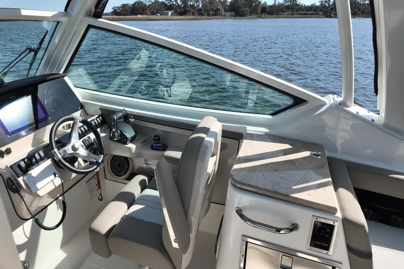 Slide: The Image of Boston Whaler 280 Vantage 2025 - 6