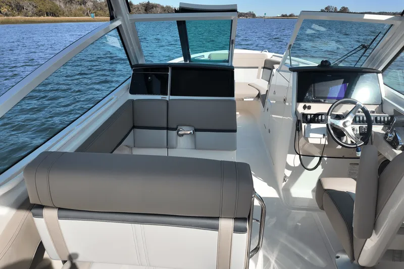 Slide: The Image of Boston Whaler 280 Vantage 2025 - 7