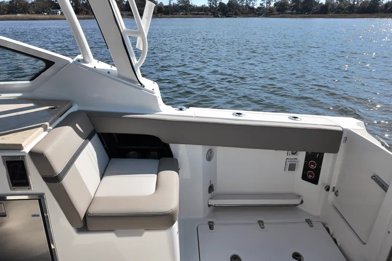 Slide: The Image of Boston Whaler 280 Vantage 2025 - 8