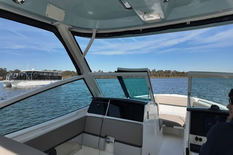 Slide: The Image of Boston Whaler 280 Vantage 2025 - 9