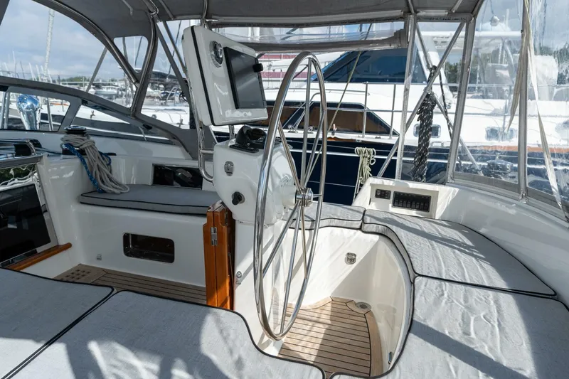 Slide: The Image of Passport Vista 545 Center Cockpit 2018 - 5675762