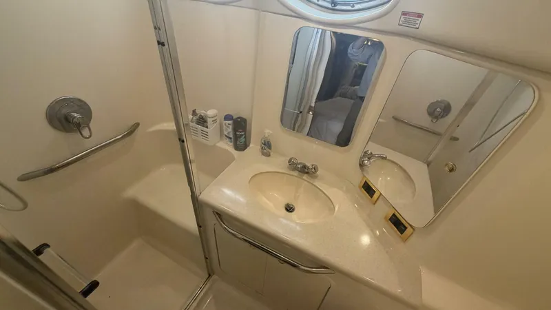 Slide: The Image of Sea Ray 380 Aft Cabin 2000 - 5767981