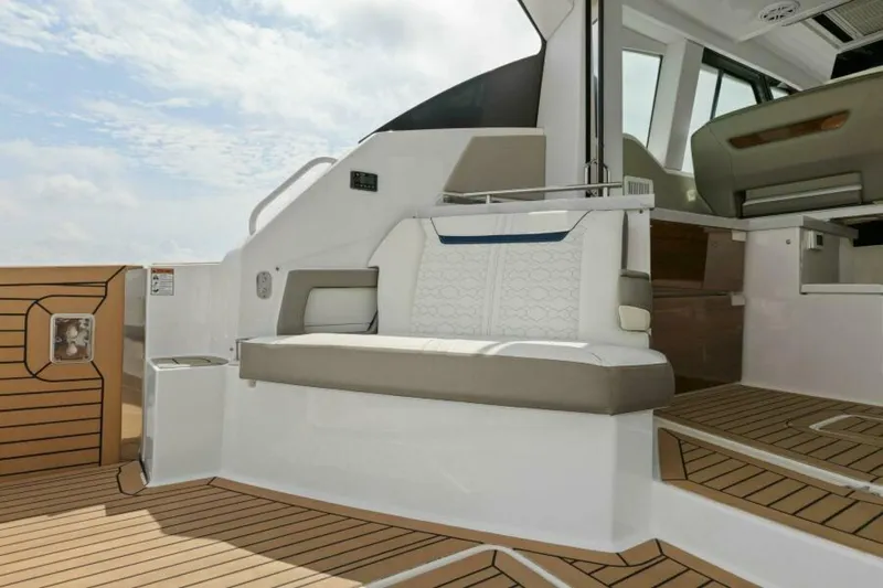 Slide: The Image of 2022 Tiara Sport 43 LE - 5665802