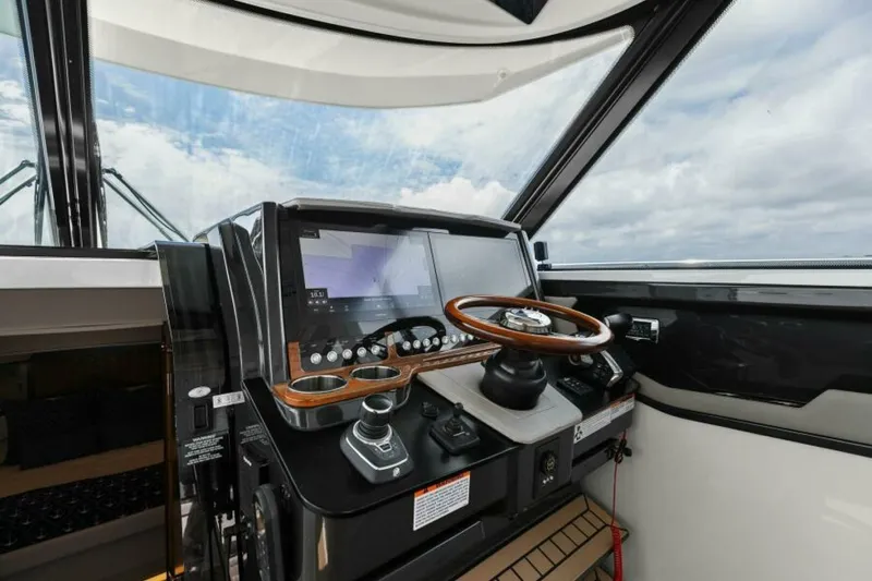Slide: The Image of 2022 Tiara Sport 43 LE - 5665804