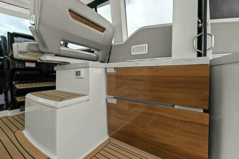 Slide: The Image of 2022 Tiara Sport 43 LE - 5665808