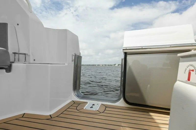 Slide: The Image of 2022 Tiara Sport 43 LE - 5665819